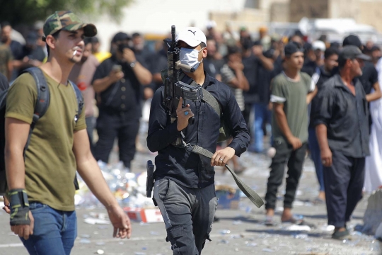 Situasi Mencekam di Tengah Baku Tembak Demonstran dan Militer Irak