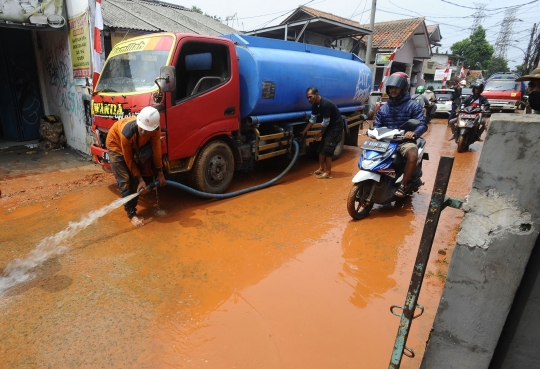 Pembersihan Lumpur dan Tanah Merah Imbas Pengerjaan Kabel PLN