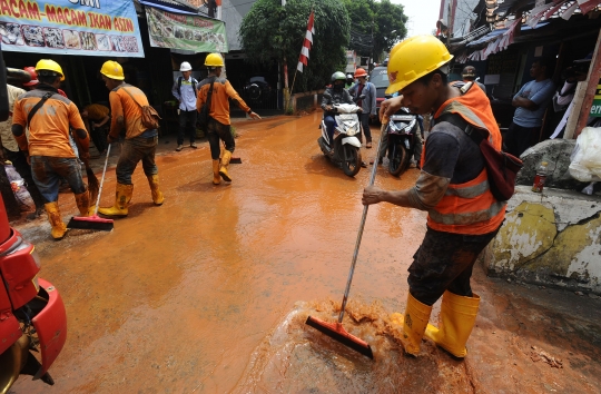 Pembersihan Lumpur dan Tanah Merah Imbas Pengerjaan Kabel PLN