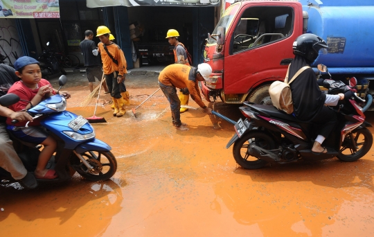 Pembersihan Lumpur dan Tanah Merah Imbas Pengerjaan Kabel PLN