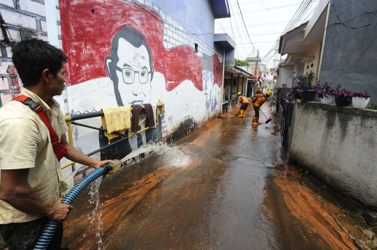 Pembersihan Lumpur dan Tanah Merah Imbas Pengerjaan Kabel PLN