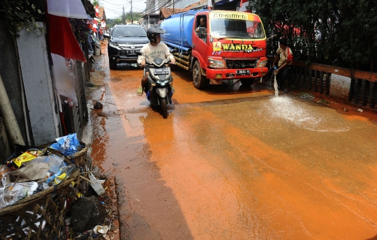 Pembersihan Lumpur dan Tanah Merah Imbas Pengerjaan Kabel PLN