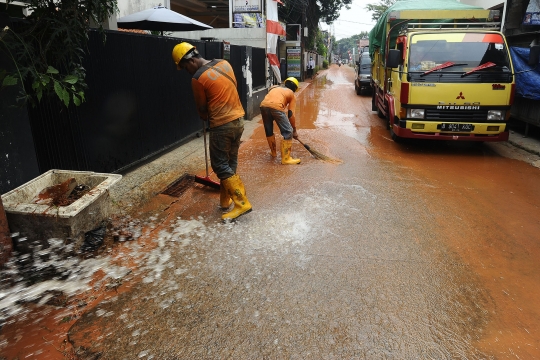 Pembersihan Lumpur dan Tanah Merah Imbas Pengerjaan Kabel PLN