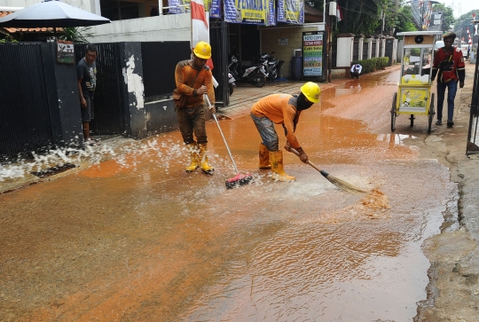 Pembersihan Lumpur dan Tanah Merah Imbas Pengerjaan Kabel PLN