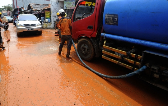 Pembersihan Lumpur dan Tanah Merah Imbas Pengerjaan Kabel PLN