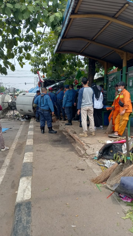 Foto-Foto Kecelakaan Kontainer di Depan SD Kota Bekasi Tewaskan 10 Orang