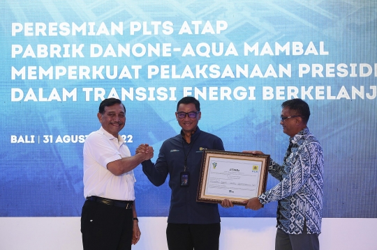 Menko Luhut Resmikan PLTS pada Atap Pabrik Danone di Bali