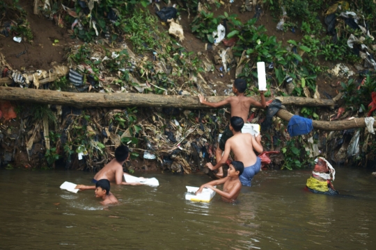 Potret Ciliwung Jadi Berkah Pemulung Hingga Tempat Bermain Anak