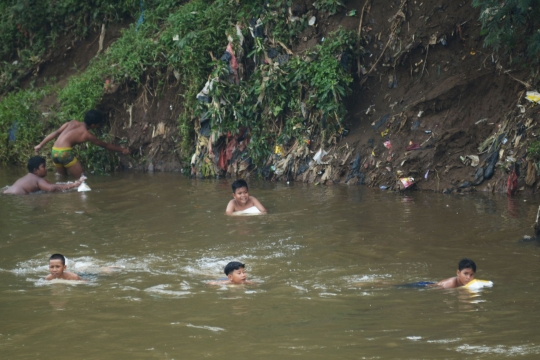 Potret Ciliwung Jadi Berkah Pemulung Hingga Tempat Bermain Anak