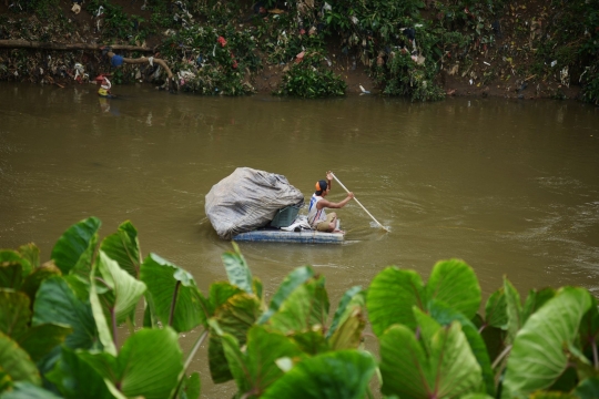 Potret Ciliwung Jadi Berkah Pemulung Hingga Tempat Bermain Anak