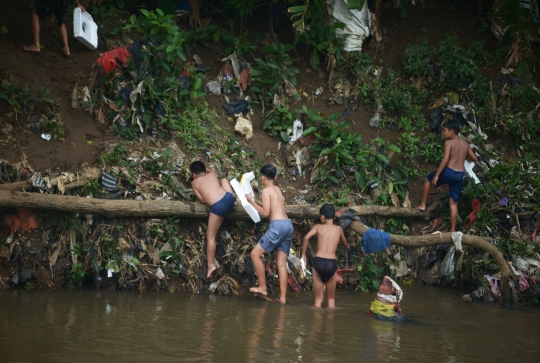 Potret Ciliwung Jadi Berkah Pemulung Hingga Tempat Bermain Anak