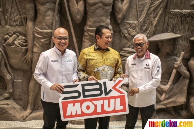 Direktur Utama ITDC Ari Respati (dari kiri), Ketua Umum IMI Bambang Soesatyo dan Direktur Utama MGPA Priandhi Satria saat peluncuran tiket presale WSBK 2022 di Gedung Sarinah, Jakarta, Rabu (31/8/2022).