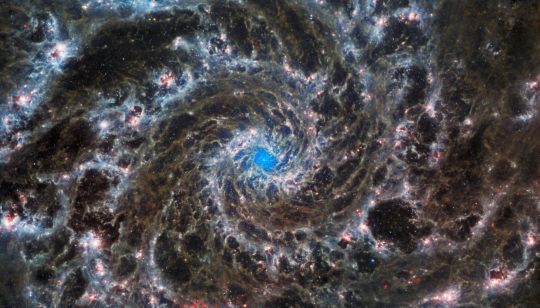 Penampakan Menakjubkan Galaksi Phantom dari Teleskop James Webb