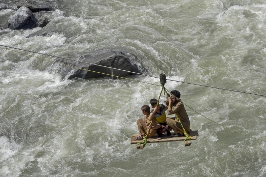 Jembatan Tersapu Banjir, Warga Pakistan Nekat Seberangi Sungai Pakai Gondola