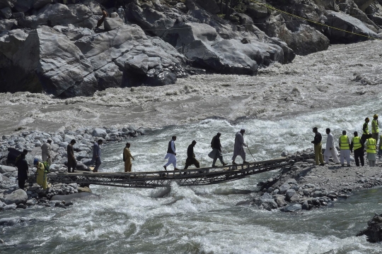 Jembatan Tersapu Banjir, Warga Pakistan Nekat Seberangi Sungai Pakai Gondola