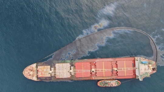 Tabrakan dengan Tanker, Kapal Kargo Tumpahkan Minyak ke Lautan