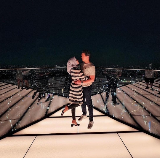 7 Momen Manis nan Romantis Syahrini dan Reino Barack di Jepang, Gendongan di Jalan