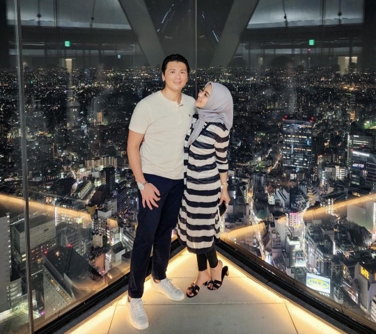 7 Momen Manis nan Romantis Syahrini dan Reino Barack di Jepang, Gendongan di Jalan