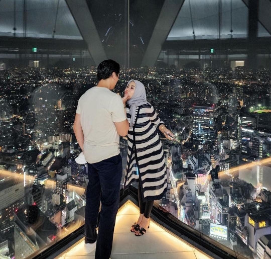 7 Momen Manis nan Romantis Syahrini dan Reino Barack di Jepang, Gendongan di Jalan