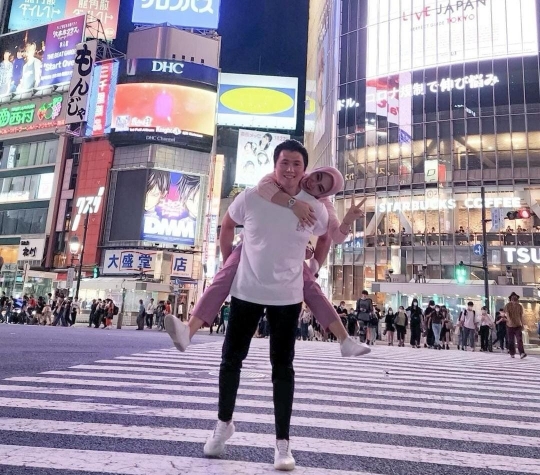7 Momen Manis nan Romantis Syahrini dan Reino Barack di Jepang, Gendongan di Jalan