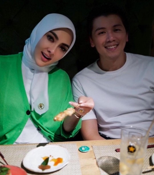 7 Momen Manis nan Romantis Syahrini dan Reino Barack di Jepang, Gendongan di Jalan