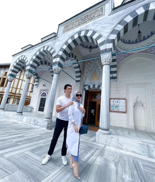 7 Momen Manis nan Romantis Syahrini dan Reino Barack di Jepang, Gendongan di Jalan
