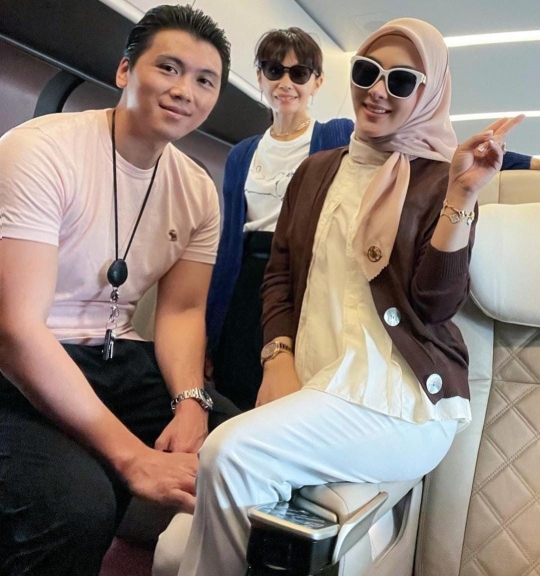 7 Momen Manis nan Romantis Syahrini dan Reino Barack di Jepang, Gendongan di Jalan