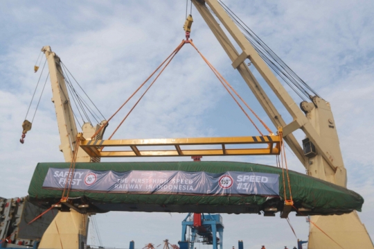 Melihat Bongkar Muat Kereta Cepat Jakarta-Bandung yang Tiba di Tanjung Priok