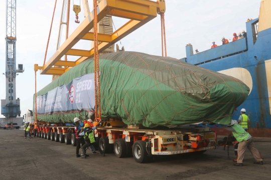 Melihat Bongkar Muat Kereta Cepat Jakarta-Bandung yang Tiba di Tanjung Priok