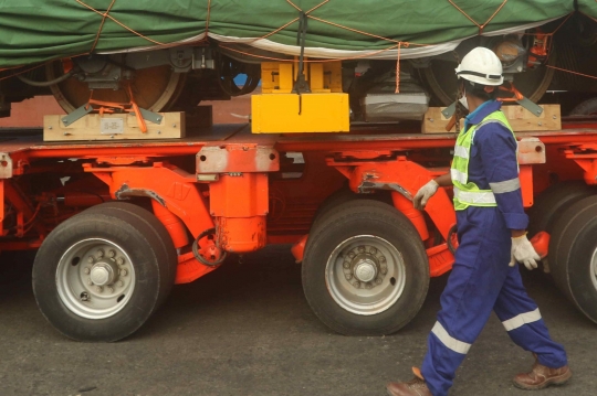 Melihat Bongkar Muat Kereta Cepat Jakarta-Bandung yang Tiba di Tanjung Priok