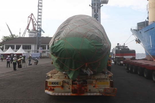 Melihat Bongkar Muat Kereta Cepat Jakarta-Bandung yang Tiba di Tanjung Priok