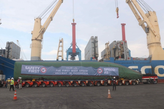 Melihat Bongkar Muat Kereta Cepat Jakarta-Bandung yang Tiba di Tanjung Priok