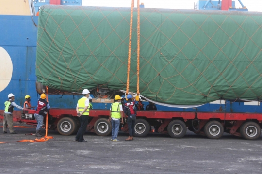 Melihat Bongkar Muat Kereta Cepat Jakarta-Bandung yang Tiba di Tanjung Priok