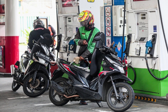 Kenaikan Harga BBM Subsidi, Antrean Sepeda Motor di SPBU Kawasan Kuningan Mengular
