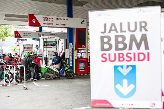 Kenaikan Harga BBM Subsidi, Antrean Sepeda Motor di SPBU Kawasan Kuningan Mengular