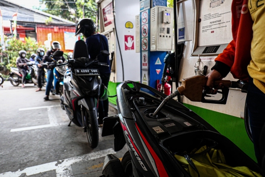 Kenaikan Harga BBM Subsidi, Antrean Sepeda Motor di SPBU Kawasan Kuningan Mengular