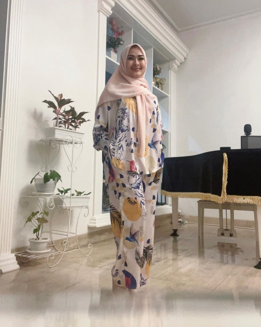 Potret Cantik Iis Dahlia Pakai Hijab, Penampilannya Pangling Sampai Curi Perhatian