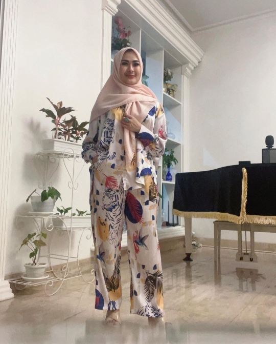 Potret Cantik Iis Dahlia Pakai Hijab, Penampilannya Pangling Sampai Curi Perhatian