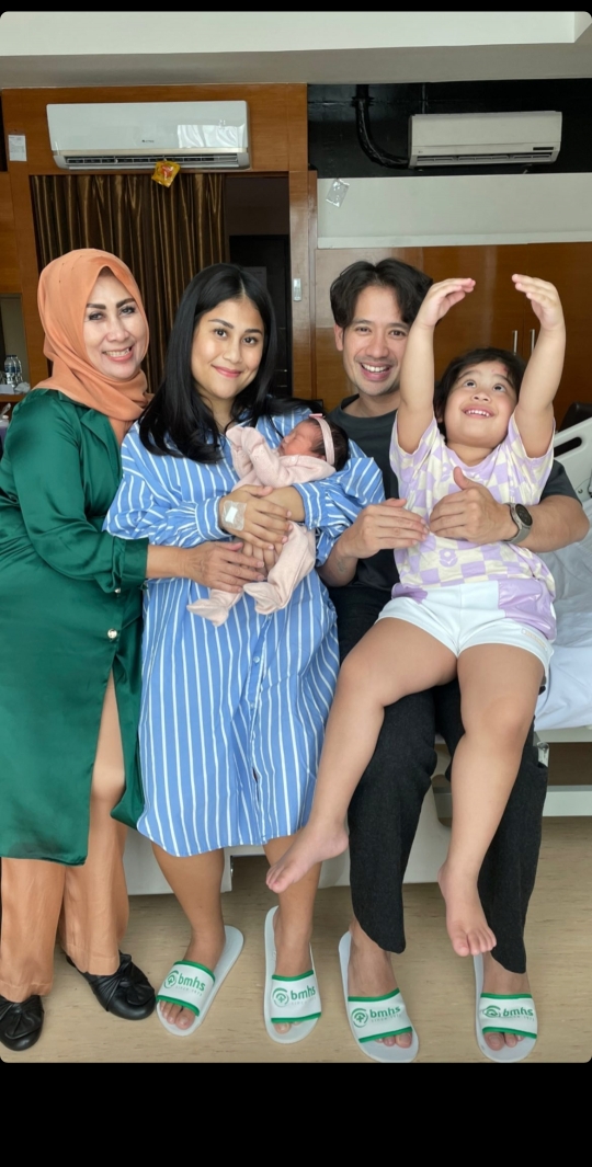 Istri Tarra Budiman Melahirkan Anak ke-2, Ini Potret Bayinya yang Lucu & Menggemaskan