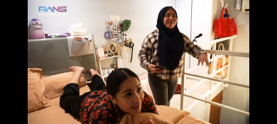 Seru Banget Kayak Bestie, Ini Potret Nagita Slavina Bersantai di Kostan Bareng Lala