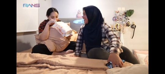 Seru Banget Kayak Bestie, Ini Potret Nagita Slavina Bersantai di Kostan Bareng Lala