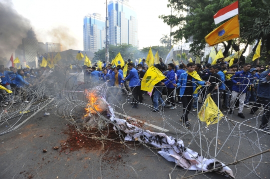 Aksi Demo Mahasiswa Tolak Kenaikan BBM di Patung Kuda Sempat Ricuh