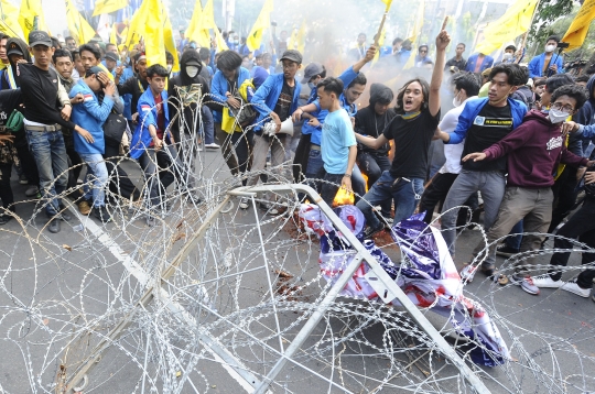 Aksi Demo Mahasiswa Tolak Kenaikan BBM di Patung Kuda Sempat Ricuh