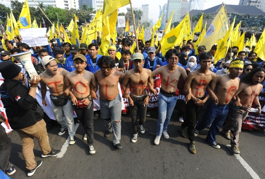 Aksi Demo Mahasiswa Tolak Kenaikan BBM di Patung Kuda Sempat Ricuh