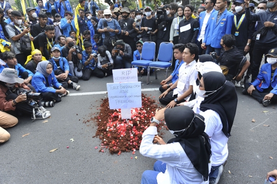 Aksi Demo Mahasiswa Tolak Kenaikan BBM di Patung Kuda Sempat Ricuh