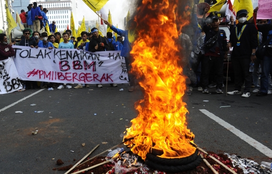 Aksi Demo Mahasiswa Tolak Kenaikan BBM di Patung Kuda Sempat Ricuh