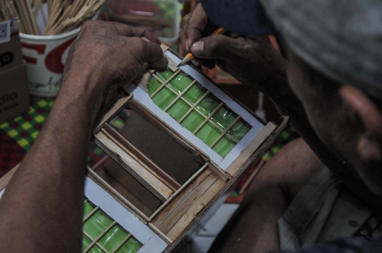 Menyulap Barang Bekas Jadi Kerajinan Miniatur Bernilai Ekonomis