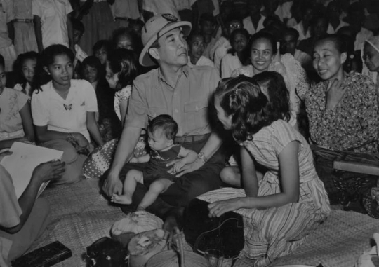 Potret Langka Soekarno ke Pulau Bangka, Wanita Cantik Kenakan Kemben jadi Sorotan