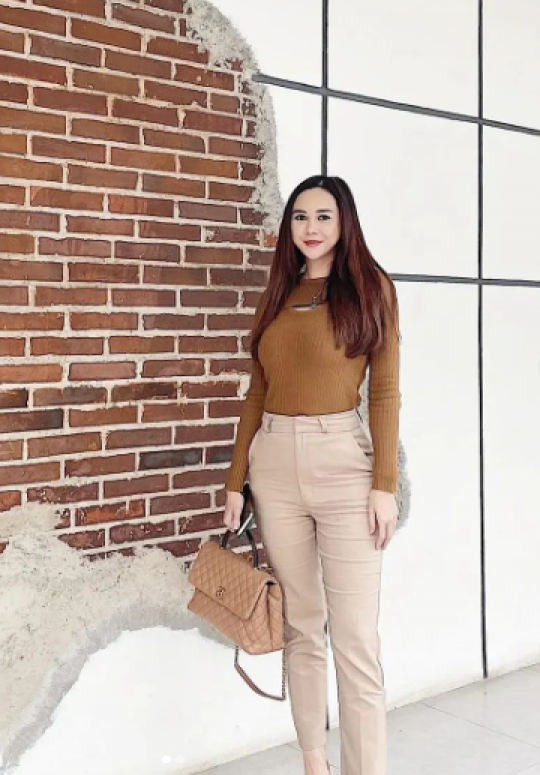 6 Potret Terbaru Aura Kasih Pasca Bercerai, Tetap Cantik dan Memukau