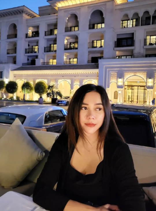 6 Potret Terbaru Aura Kasih Pasca Bercerai, Tetap Cantik dan Memukau
